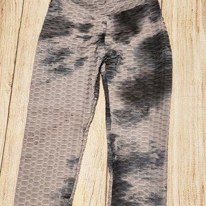 TIE DYE TIK TOK CAPRI LEGGINGS (COLOR IS GRAY)